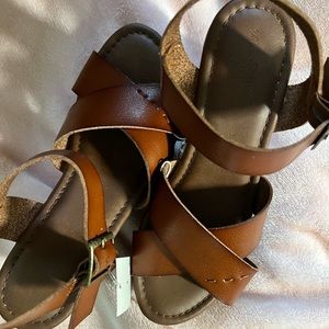 NWT Universal Thread Wedges